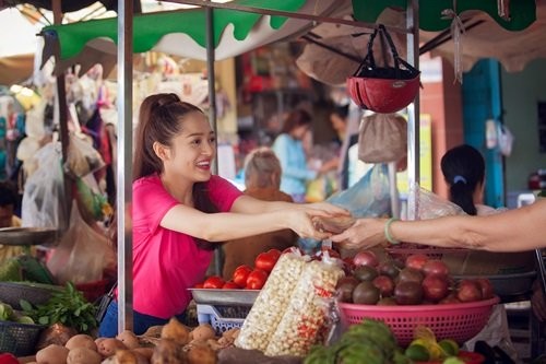 Ca si Bao Anh di ban hoa sen giua pho-Hinh-4